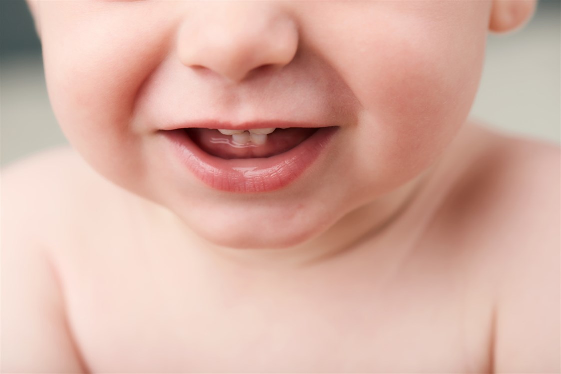 متى تظهر اسنان الطفل الأولى